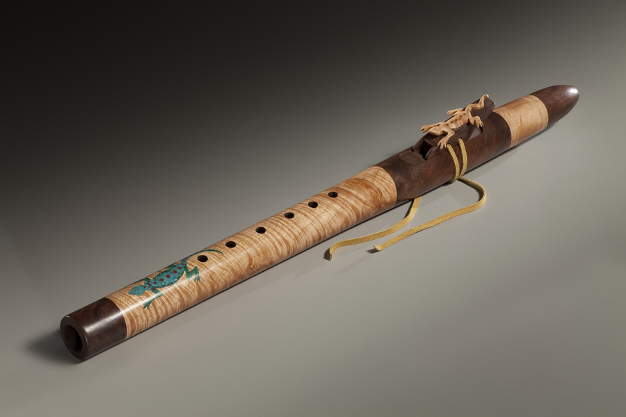Painted gecko and gecko fetish on Native American flute.